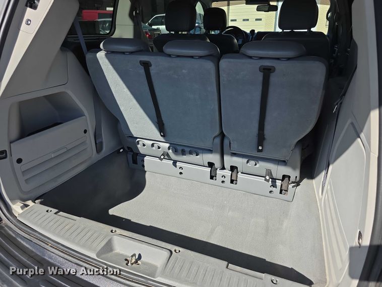 image for item FI0899 2010 Volkswagon Routan SE van