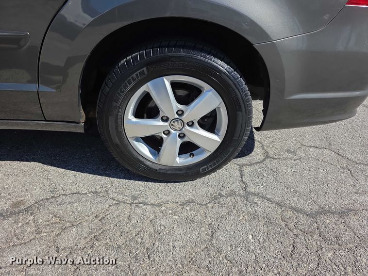 image for item FI0899 2010 Volkswagon Routan SE van