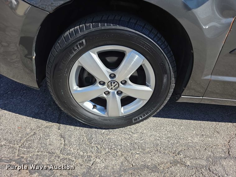 image for item FI0899 2010 Volkswagon Routan SE van