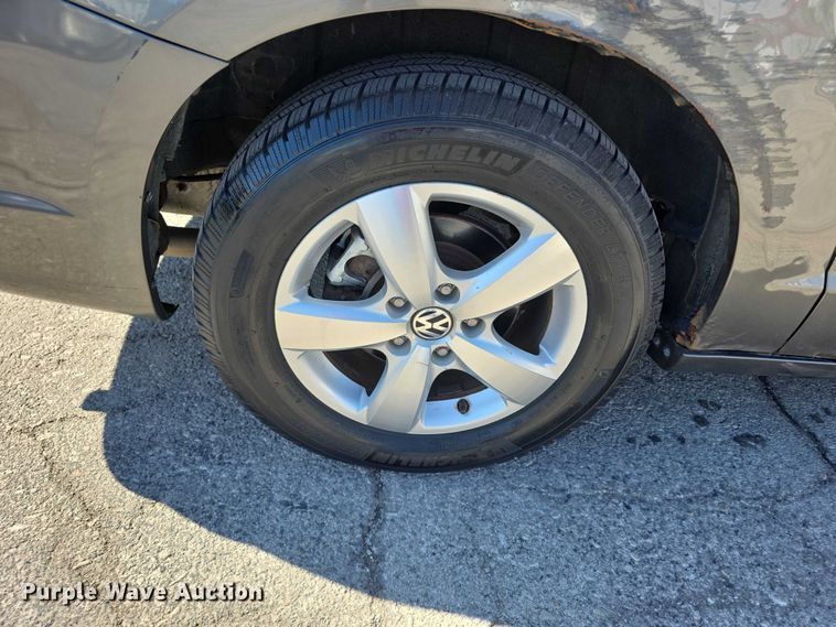 image for item FI0899 2010 Volkswagon Routan SE van