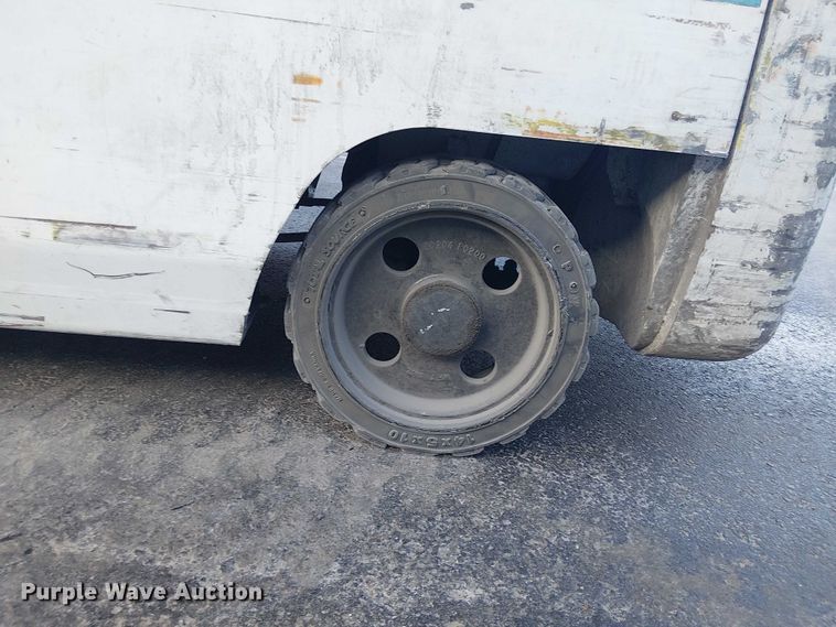 image for item NC9757 2016 UniCarriers CFS40 forklift