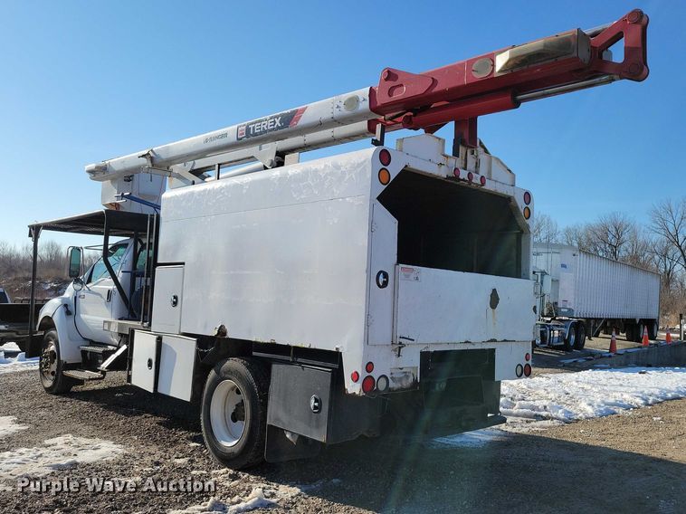 image for item NK9831 2007 Ford F750 forestry bucket truck