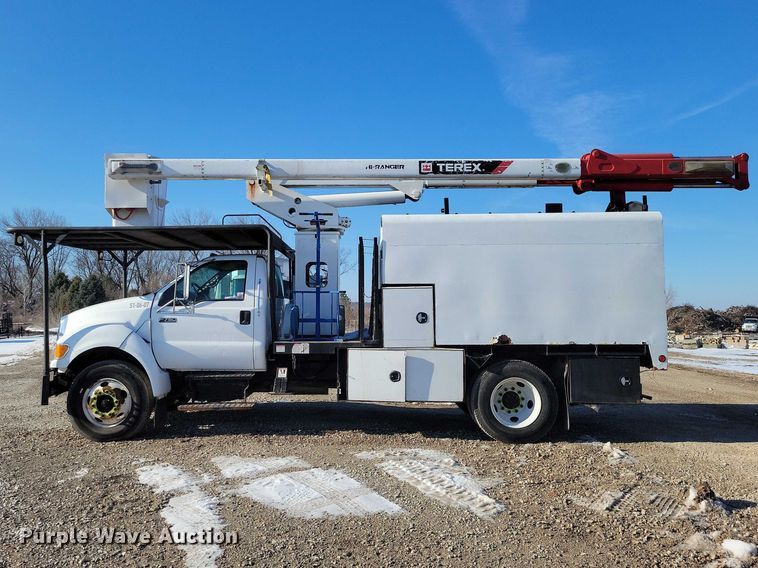 image for item NK9831 2007 Ford F750 forestry bucket truck