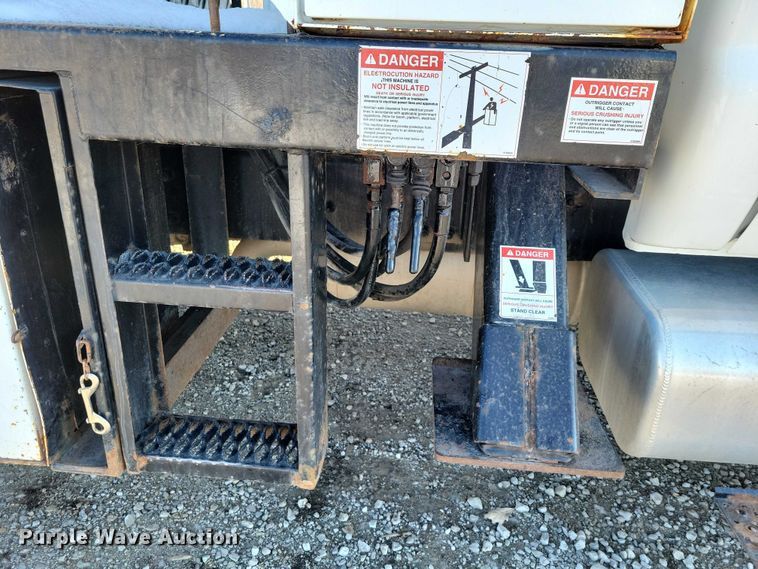 image for item NK9831 2007 Ford F750 forestry bucket truck