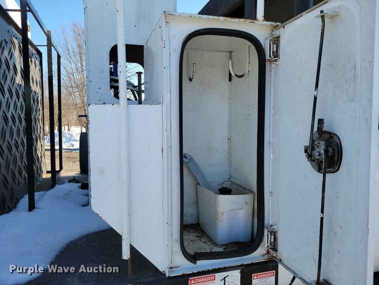 image for item NK9831 2007 Ford F750 forestry bucket truck