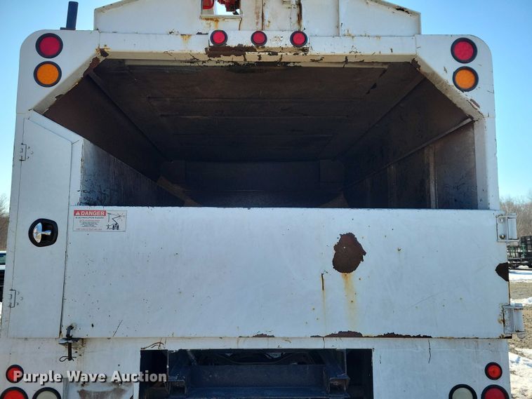 image for item NK9831 2007 Ford F750 forestry bucket truck