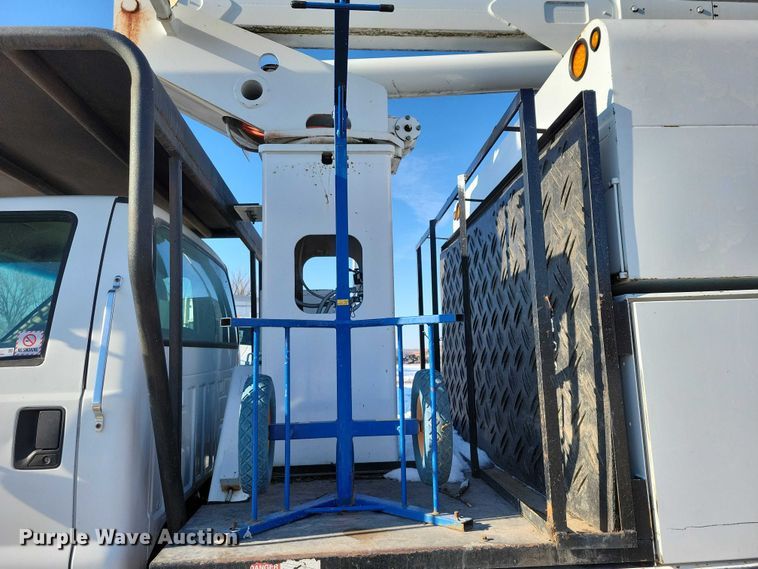 image for item NK9831 2007 Ford F750 forestry bucket truck