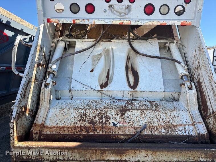 image for item YA2500 2007 Ford F650 Super Duty refuse truck