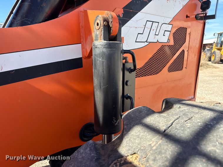 image for item DQ4260 2014 JLG Skytrak 10042 telehandler