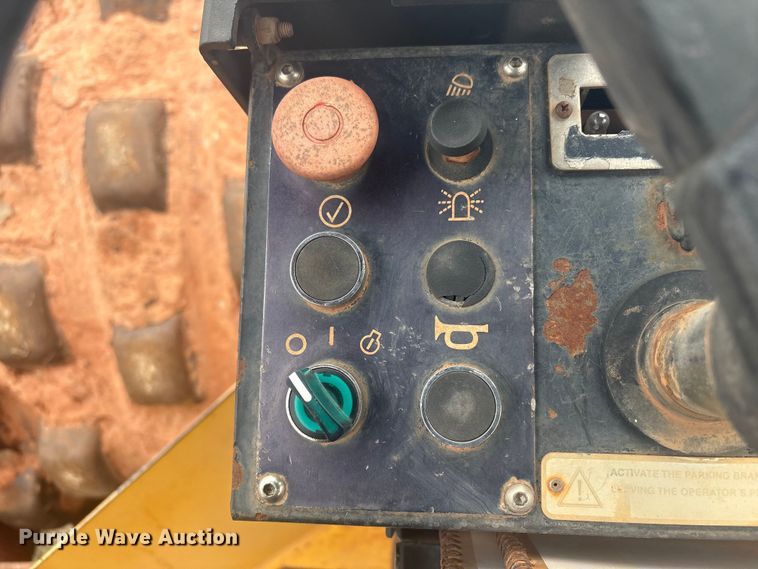 image for item DQ4266 2004 Dynapac CA250PD Single Drum Vibratory Roller