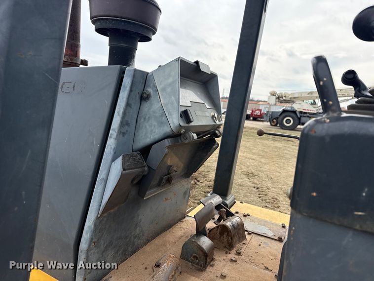 image for item DQ4268 2002 Komatsu 31PX-21 dozer