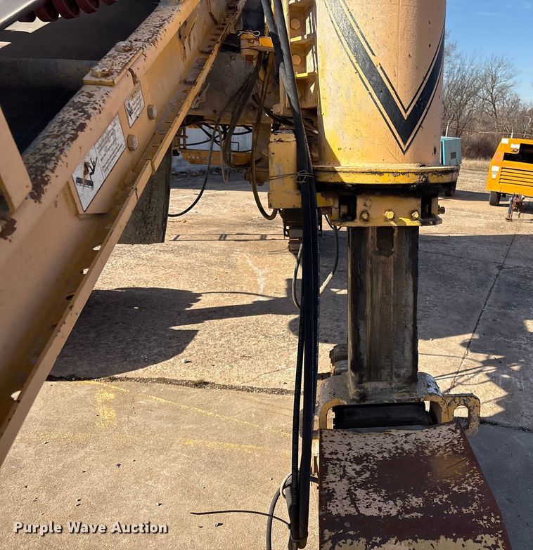 image for item DQ4274 Gomaco GT 6300 slipform paver