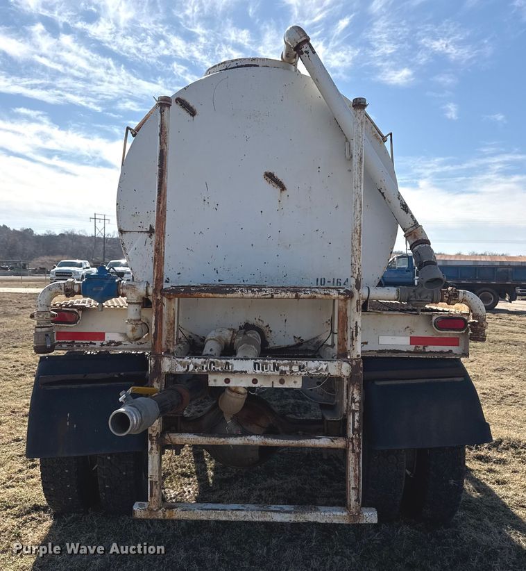 image for item DQ4278 2000 Ford F650 Super Duty tank truck