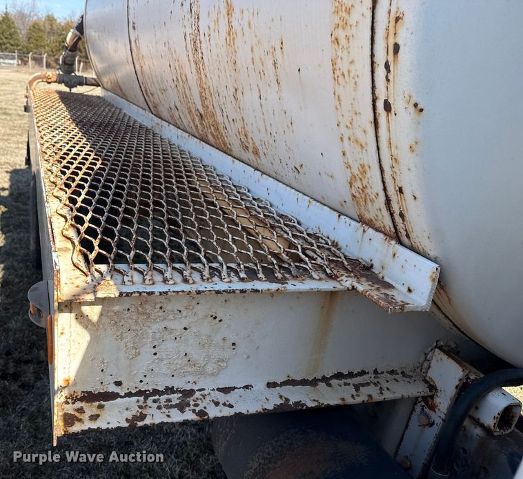 image for item DQ4278 2000 Ford F650 Super Duty tank truck