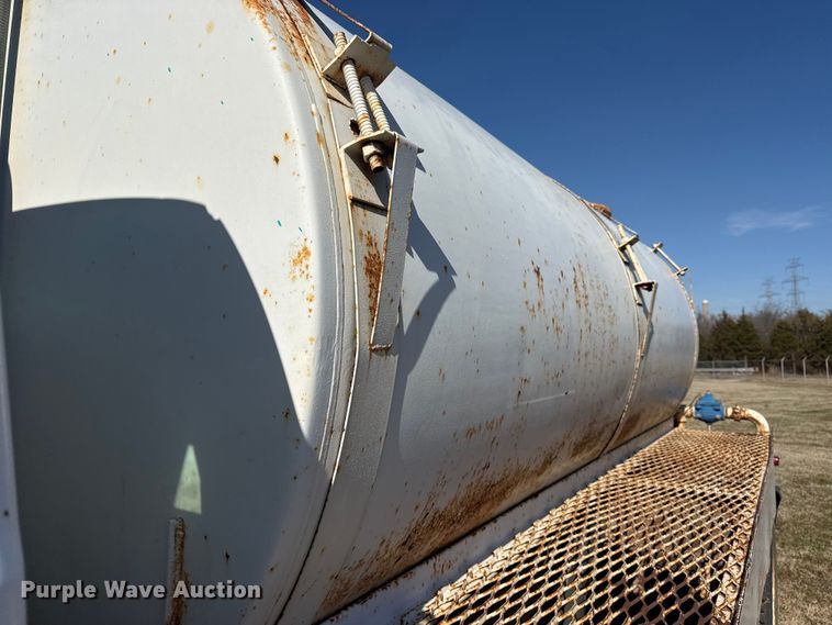 image for item DQ4278 2000 Ford F650 Super Duty tank truck