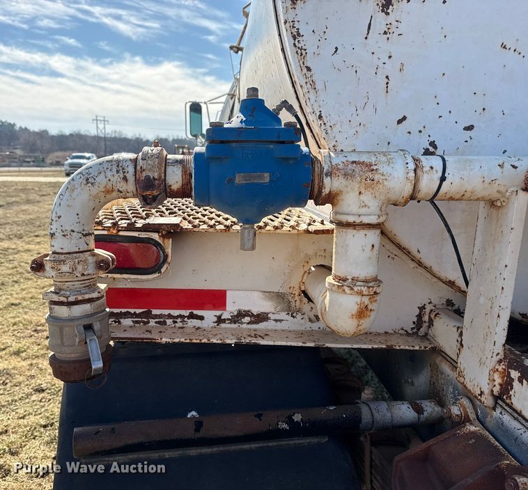 image for item DQ4278 2000 Ford F650 Super Duty tank truck