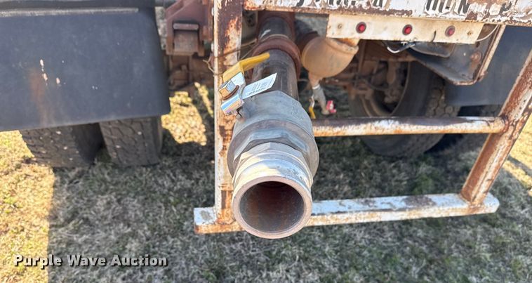 image for item DQ4278 2000 Ford F650 Super Duty tank truck