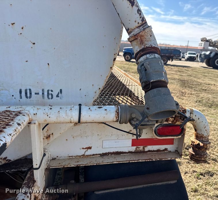 image for item DQ4278 2000 Ford F650 Super Duty tank truck