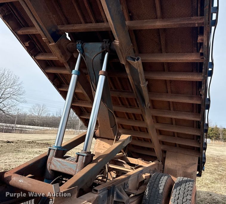 image for item DQ4284 1991 GMC C6500 dump truck