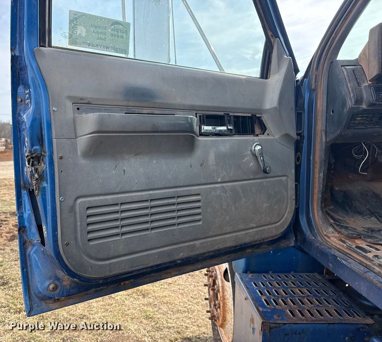 image for item DQ4284 1991 GMC C6500 dump truck