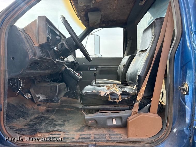 image for item DQ4284 1991 GMC C6500 dump truck