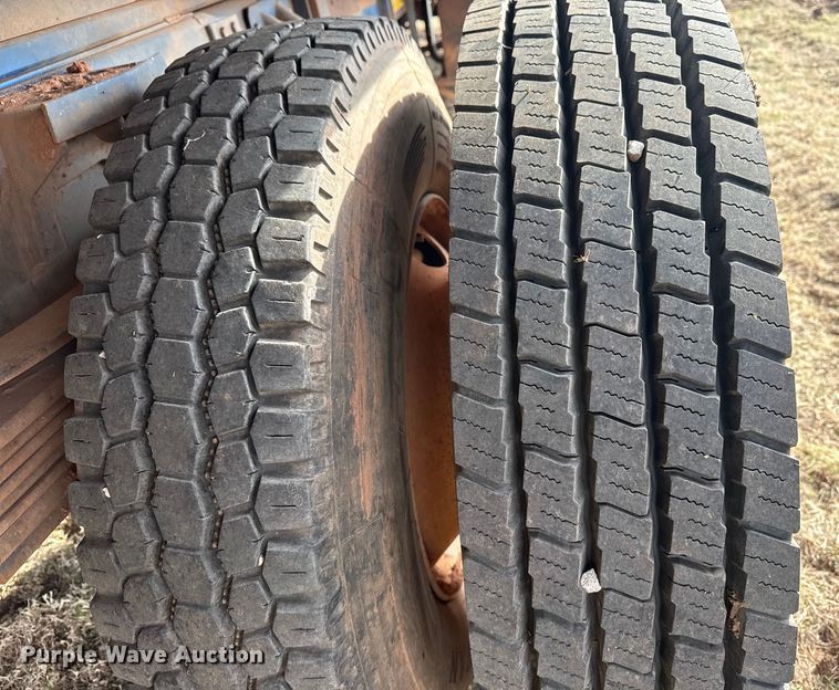 image for item DQ4284 1991 GMC C6500 dump truck