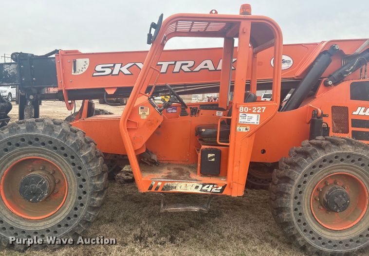 image for item DQ4285 2017 JLG Skytrak 10042 telehandler