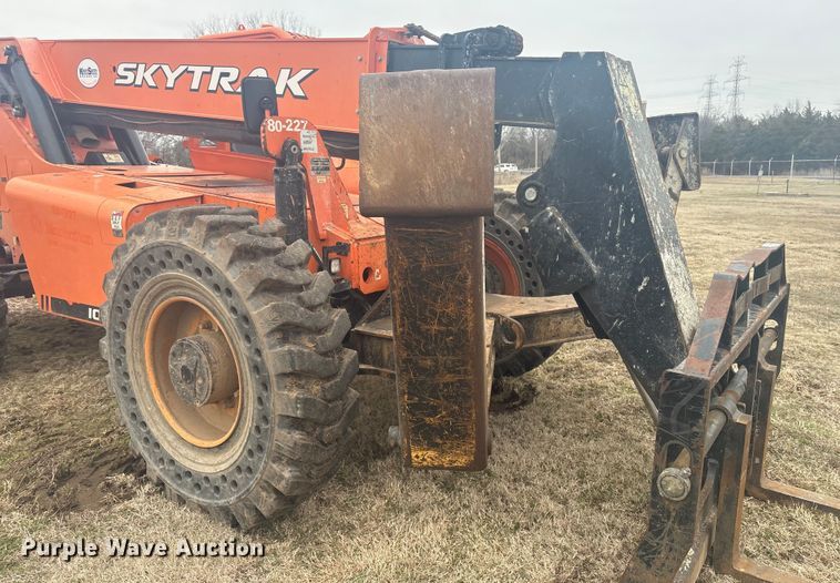 image for item DQ4285 2017 JLG Skytrak 10042 telehandler