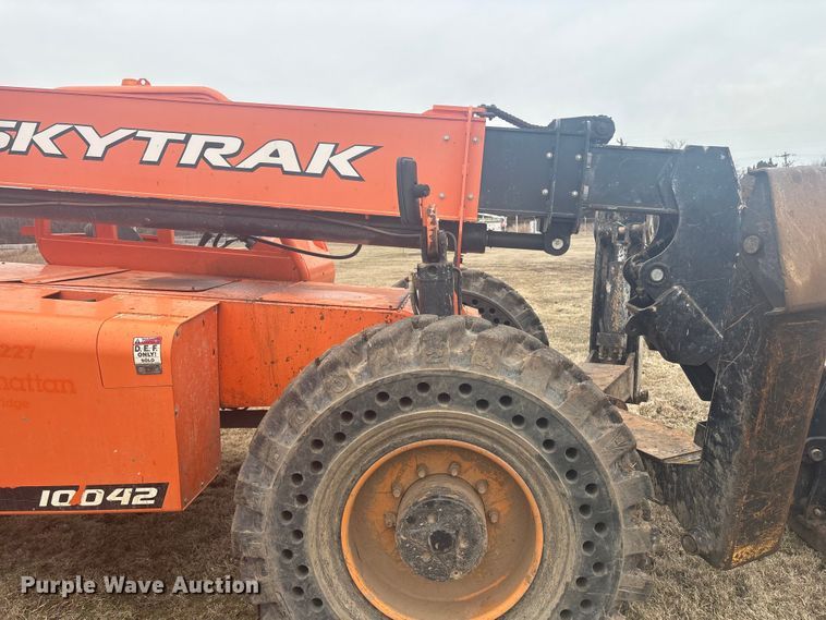 image for item DQ4285 2017 JLG Skytrak 10042 telehandler