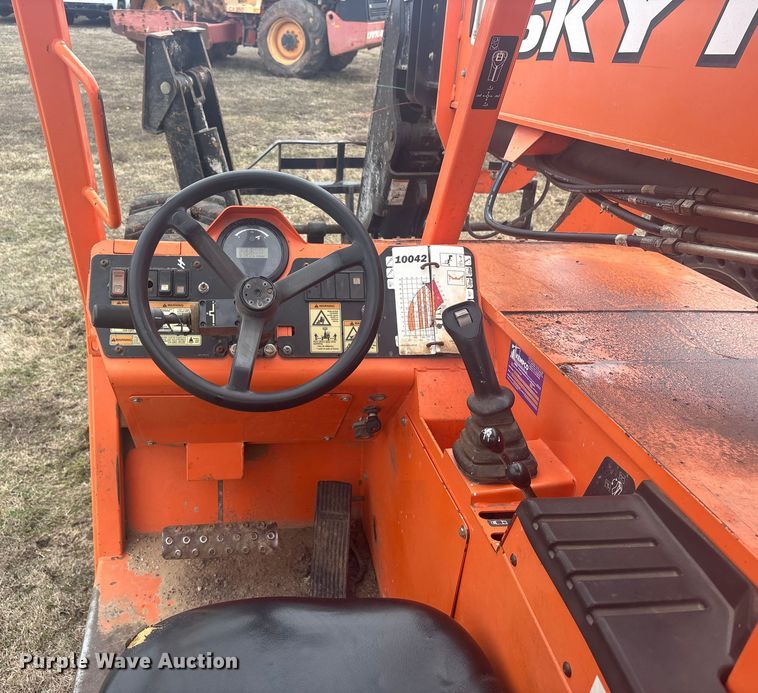 image for item DQ4285 2017 JLG Skytrak 10042 telehandler