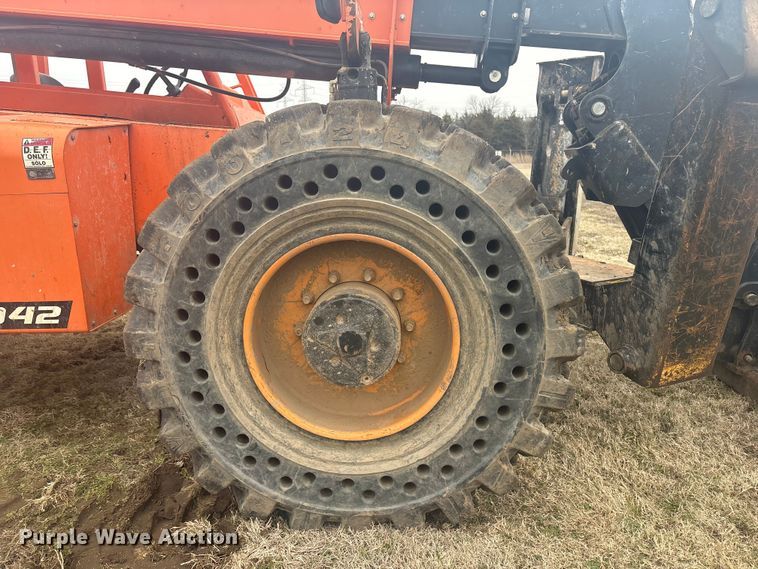 image for item DQ4285 2017 JLG Skytrak 10042 telehandler