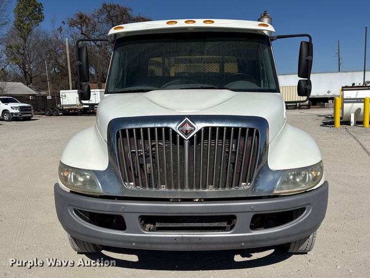 image for item DQ4332 2006 International 4300 flatbed truck with vacuum excavator