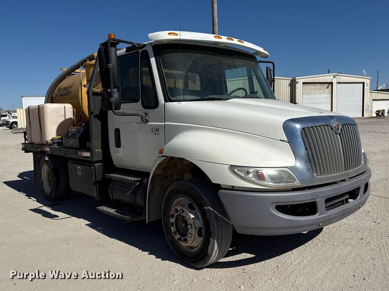 image for item DQ4332 2006 International 4300 flatbed truck with vacuum excavator