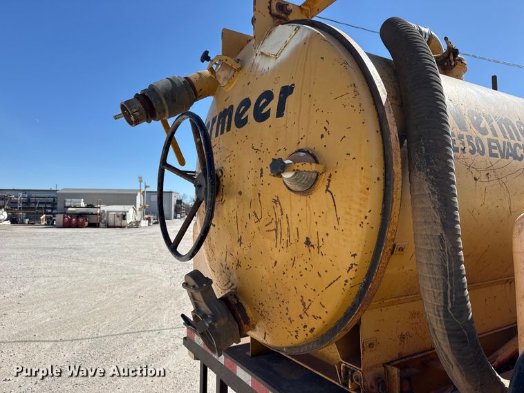 image for item DQ4332 2006 International 4300 flatbed truck with vacuum excavator