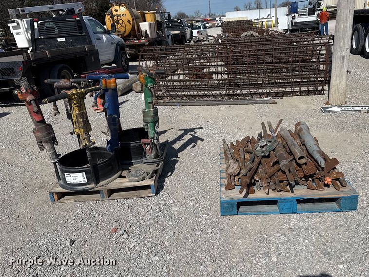 image for item DQ4335 (8) jack hammers