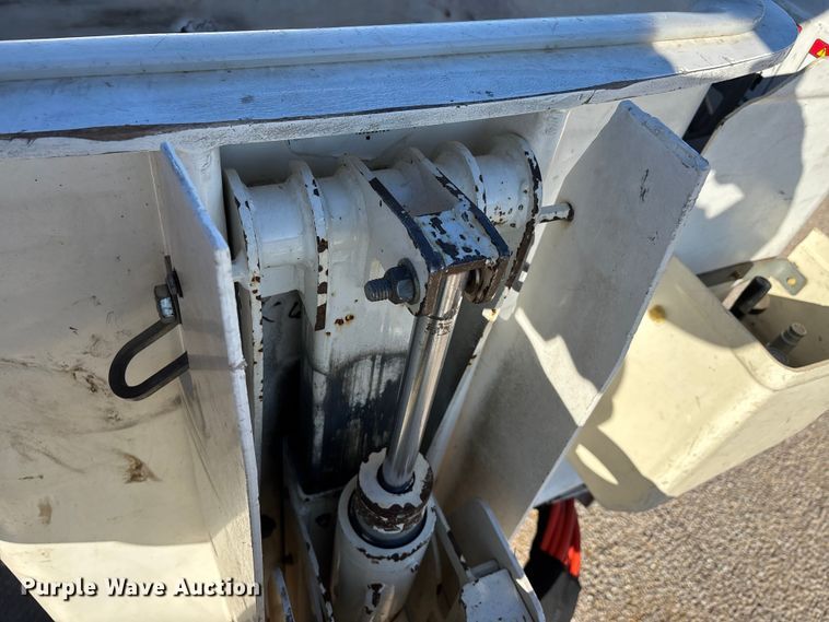 image for item DT0041 2016 RAM 5500 bucket truck