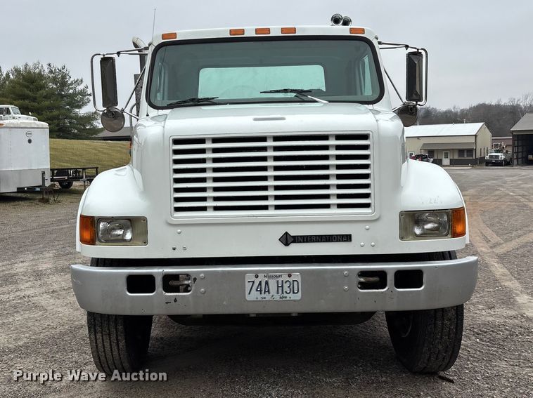 image for item DT0045 2000 International 4900 flatbed truck