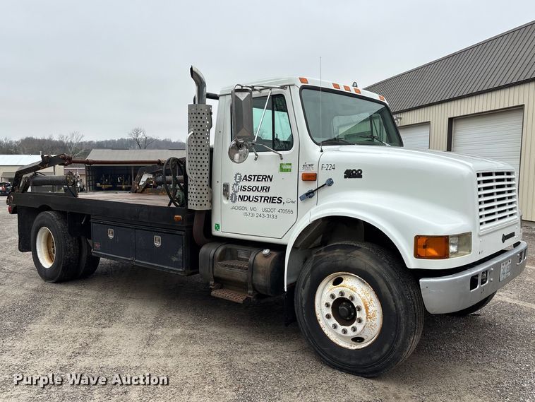 image for item DT0045 2000 International 4900 flatbed truck