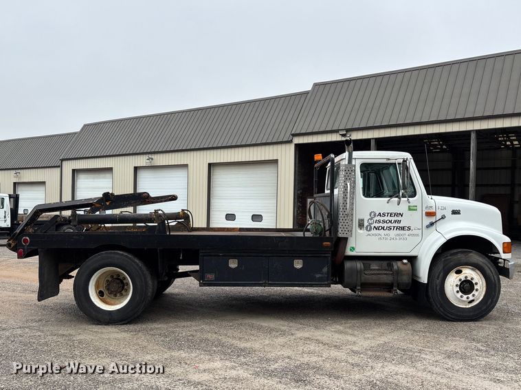 image for item DT0045 2000 International 4900 flatbed truck