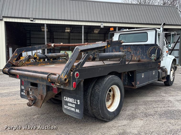 image for item DT0045 2000 International 4900 flatbed truck
