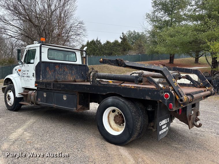 image for item DT0045 2000 International 4900 flatbed truck