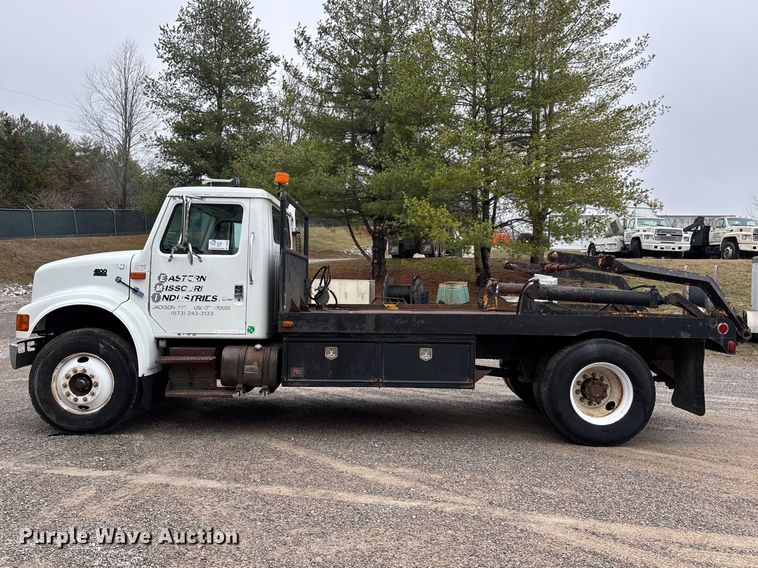 image for item DT0045 2000 International 4900 flatbed truck