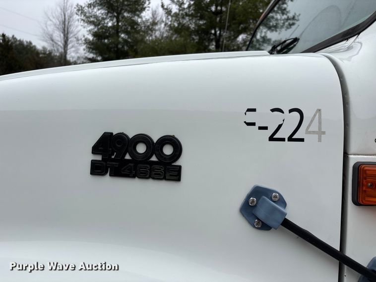 image for item DT0045 2000 International 4900 flatbed truck