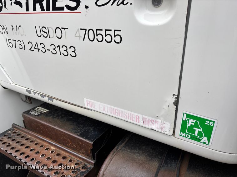 image for item DT0045 2000 International 4900 flatbed truck