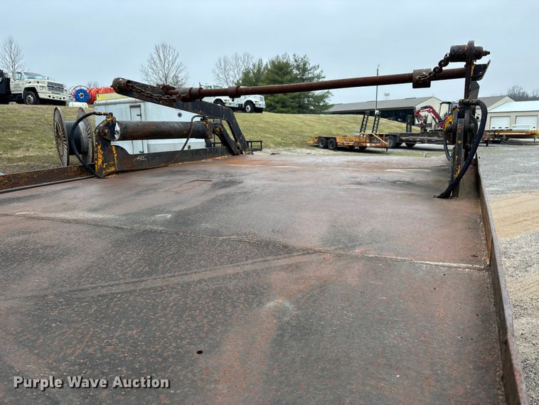 image for item DT0045 2000 International 4900 flatbed truck