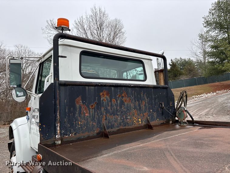 image for item DT0045 2000 International 4900 flatbed truck