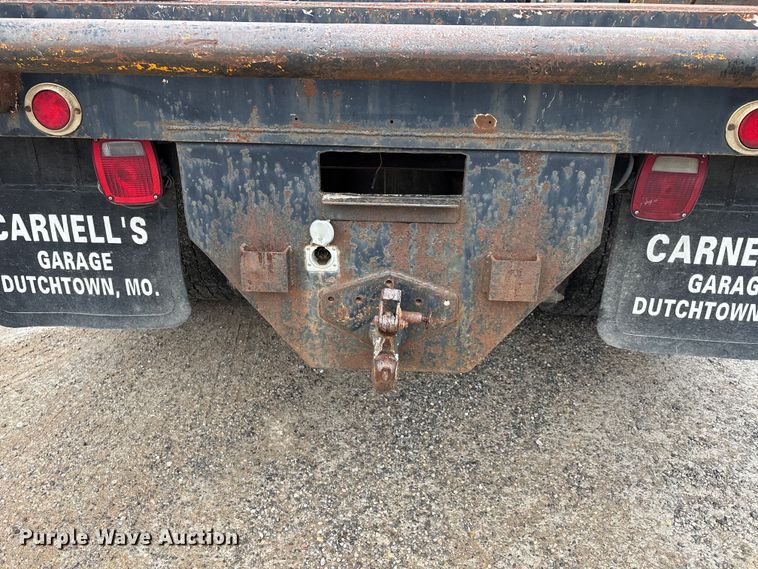 image for item DT0045 2000 International 4900 flatbed truck