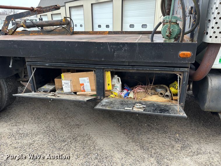 image for item DT0045 2000 International 4900 flatbed truck