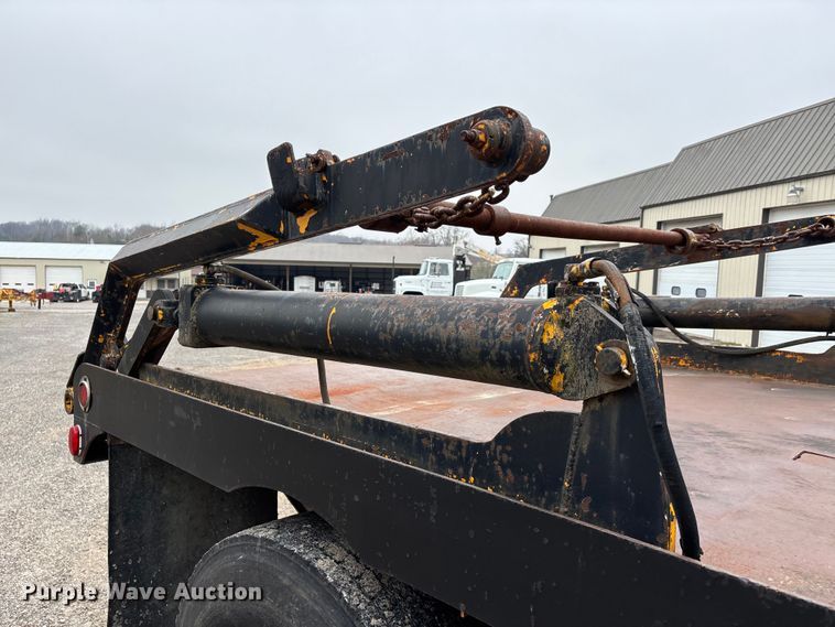 image for item DT0045 2000 International 4900 flatbed truck