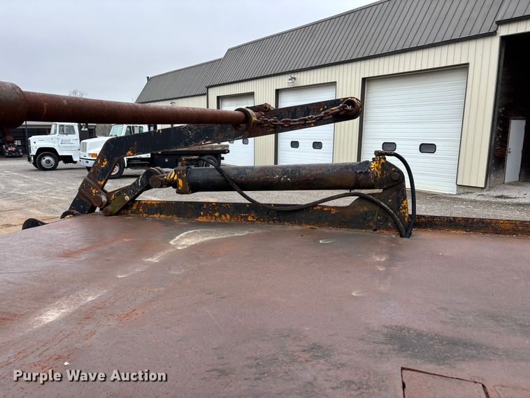 image for item DT0045 2000 International 4900 flatbed truck